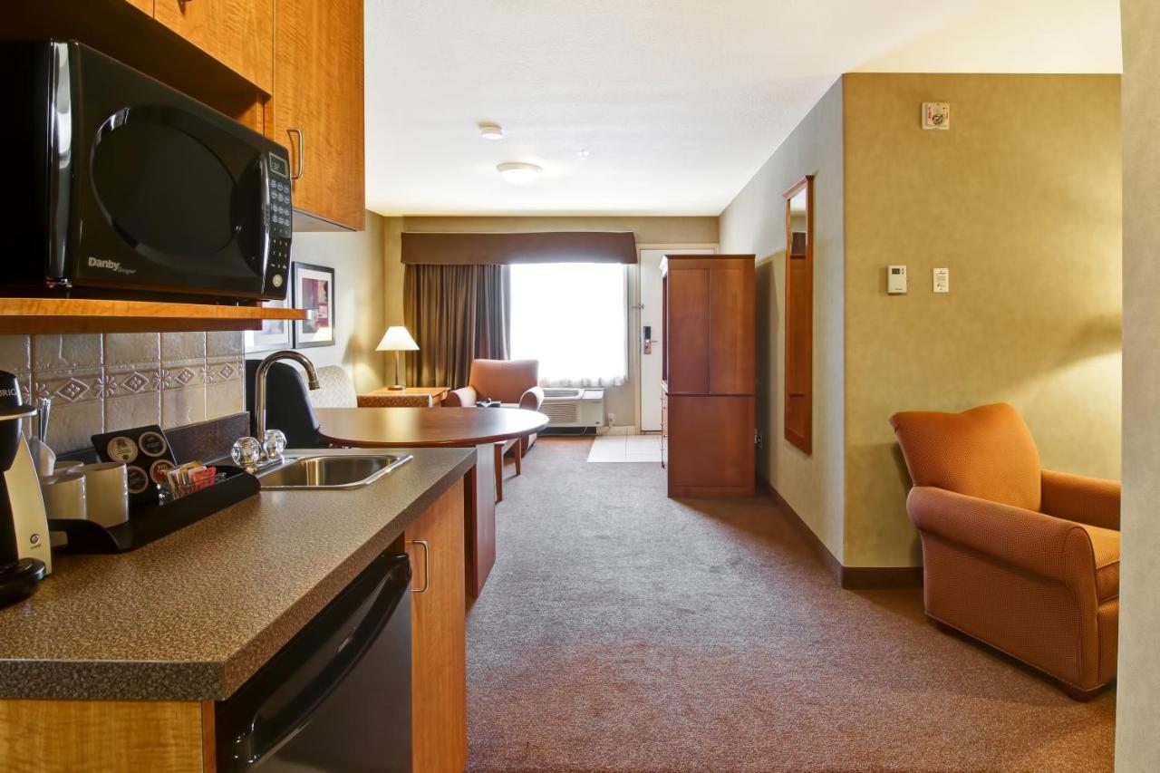 Hotel Ramada By Wyndham Ponoka Exterior foto
